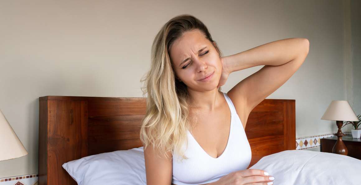 Tijdelijke verlichtingsmethoden voor nekpijn door verkeerd slapen