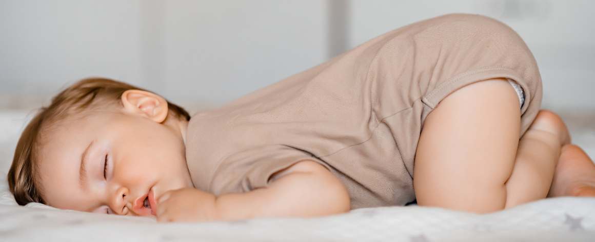 Wanneer kunnen baby's veilig op hun buik slapen?