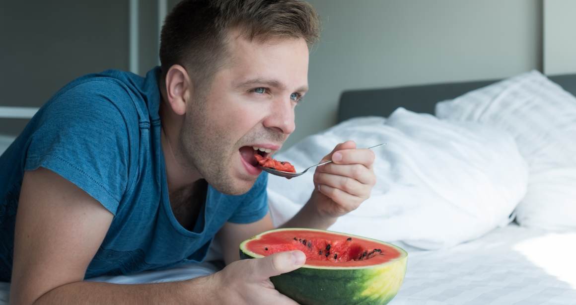 Waarom eten voor het slapengaan kan helpen bij gewichtsverlies