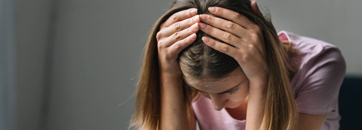 Hoe beïnvloeden angst en stress de haargroei?