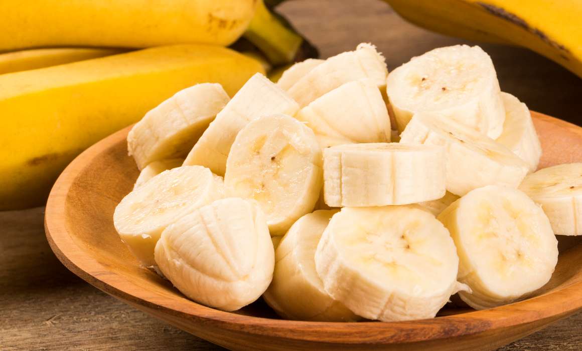 Zoek uit of bananen een betrouwbare bron van magnesium zijn. Hoewel bananen populaire en voedzame vruchten zijn, scoren ze niet bijzonder hoog als het gaat om het magnesiumgehalte in vergelijking met andere voedingsbronnen. Hoewel bananen wel wat magnesium bevatten, mag het niet als een adequate bron worden beschouwd. Om er zeker van te zijn dat u voldoende magnesium binnenkrijgt, adviseren deskundigen om andere vormen van magnesiumrijk voedsel, zoals bladgroenten, noten en zaden en volle granen, in uw dagelijkse voeding op te nemen als bron voor voldoende magnesiuminname.