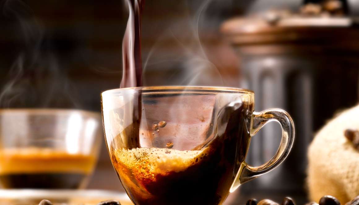 Ontdek de invloed van cafeïne op het magnesiumgehalte en hoe dit uw gezondheid beïnvloedt. Lees meer over koffie, magnesiumtekort en preventie.