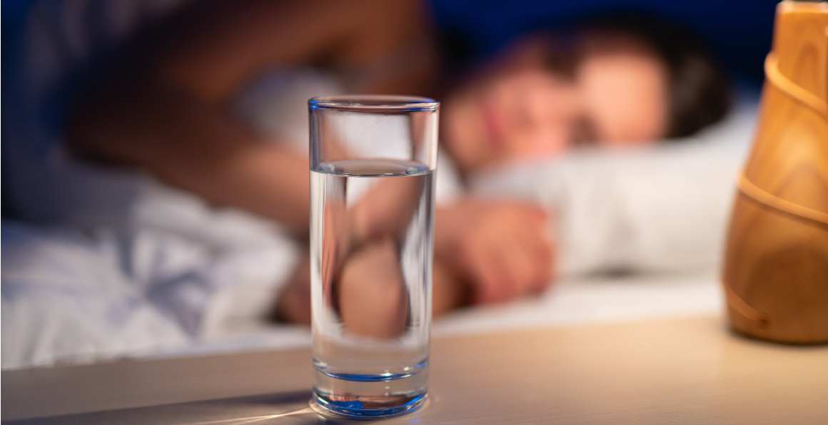 Koud water drinken voor het slapen gaan: het verrassende verband met beter slapen